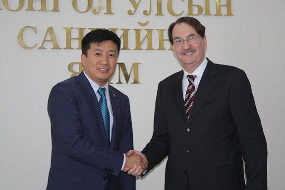 “Хөгжлийн төлөө Австралийн сайн дурын ажилтны хөтөлбөр” хэрэгжүүлэх санамж бичигт гарын зсэг зурлаа.