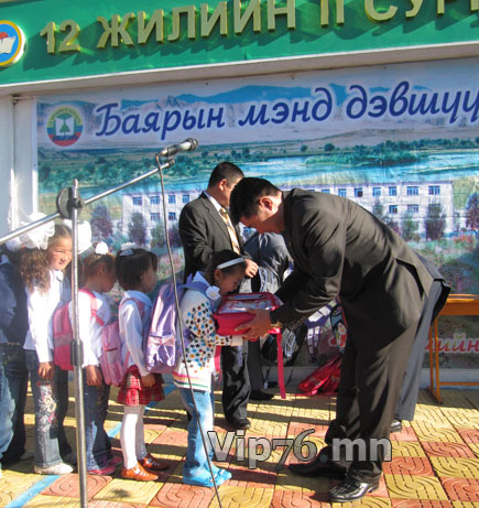 2000 хүүхэд хичээлийн хэрэгсэл олгов