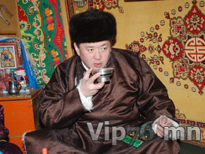 М.Энхболд: Би чинь өрх тусгаарлаагүй аавындаа л байгаа хүн