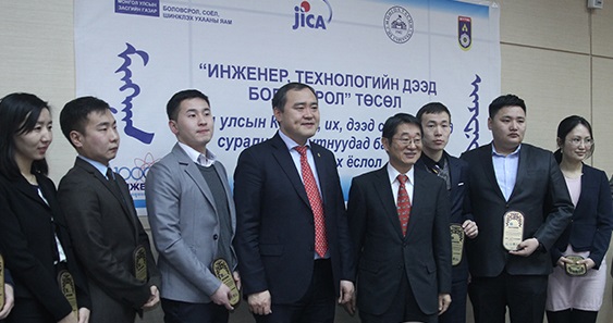 Л.Гантөмөр оюутнуудад зохион бүтээгч инженер болж ирэхийг захилаа