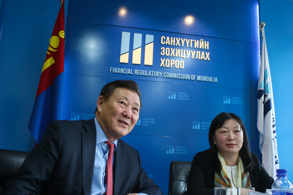 Эдийн засгийн байнгын хорооны гишүүд Санхүүгийн зохицуулах хорооны ажилтай танилцлаа