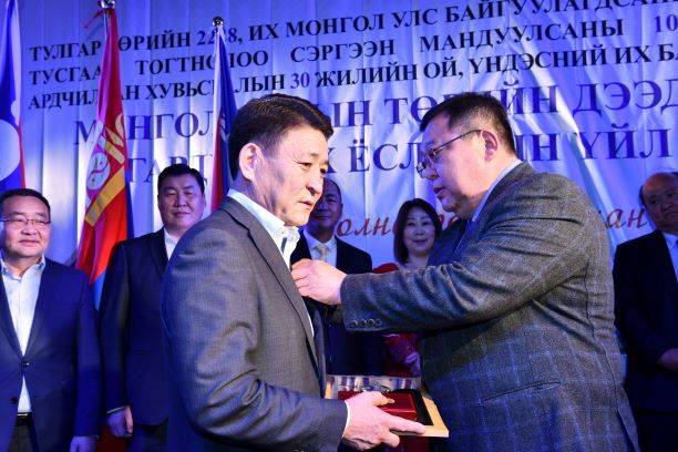 Чингисийн одонгоор Т.Нямцэцэг, Д.Цэндсүрэн нар шагнагдлаа