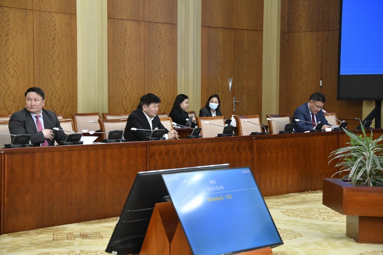 Системд нөлөө бүхий банкуудыг нээлттэй хувьцаат компани хэлбэрт шилжүүлэх хугацааг сунгах хуулийн төслийн хэлэлцэх эсэхийг дэмжлээ