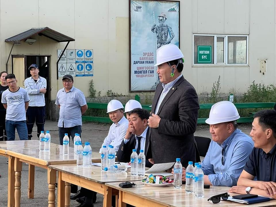 УИХ-ын гишүүн Б.Баттөмөр Дархан төмөрлөгийн үйлдвэрийн уурхайн ажилчидтай уулзлаа