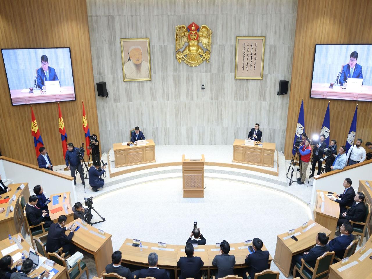 Холыг харсан хотын парламент