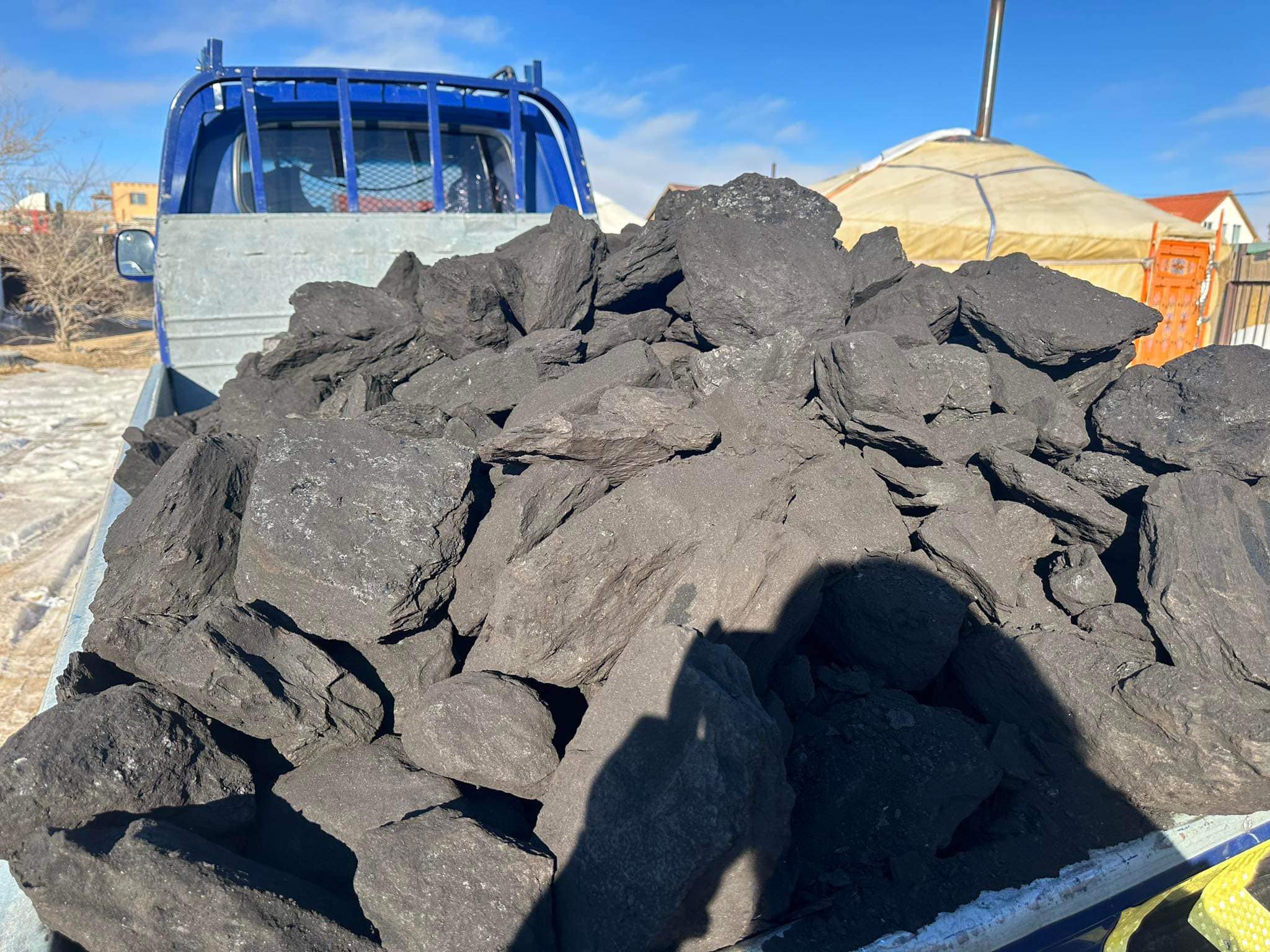 Зорилтот бүлгийн 700 өрхөд нүүрсний дэмжлэг үзүүллээ