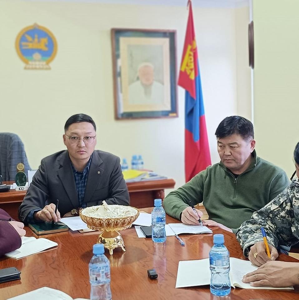 СҮХБААТАР АЙМГИЙН МӨНХХААН СУМАНД 80 ТОНН ӨВС, 90 ТОНН ТЭЖЭЭЛИЙГ ТАРААЛАА