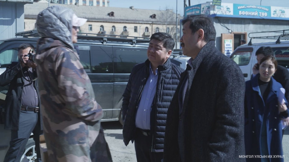 Гишүүд гурилын үнэ өссөн шалтгааныг тодруулахаар зах, худалдааны төвд ажиллав